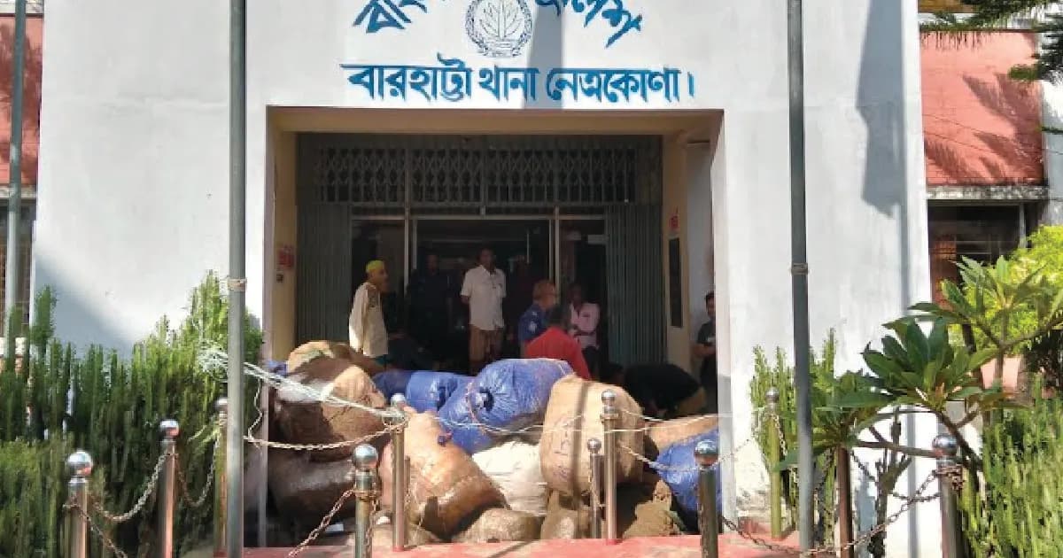 নেত্রকোণায় ভারতীয় পণ্যসহ কাভার্ড ভ্যান জব্দ, আটক ২