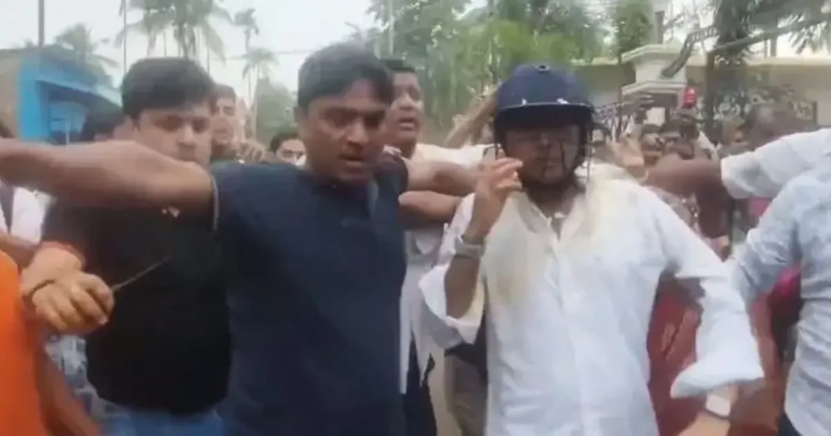 তৃণমূল নেতা অভিষেক বন্দ্যোপাধ্যায়কে ডিম-কাদা নিক্ষেপ