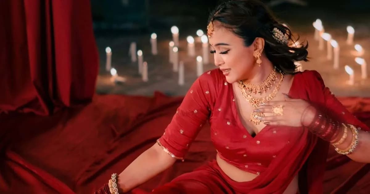 মুগ্ধতা ছড়াল চমকের ‘চুড়ি ছাম ছাম’ লুক