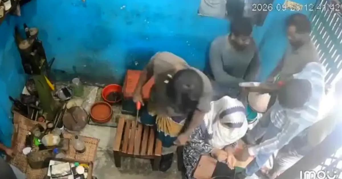 অস্ত্রের ভয় দেখিয়ে দিনদুপুরে স্বর্ণের দোকানে ডাকাতি