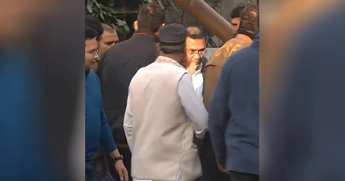 পায়ে হেঁটে বাসা থেকে অফিসে গেলেন তারেক রহমান