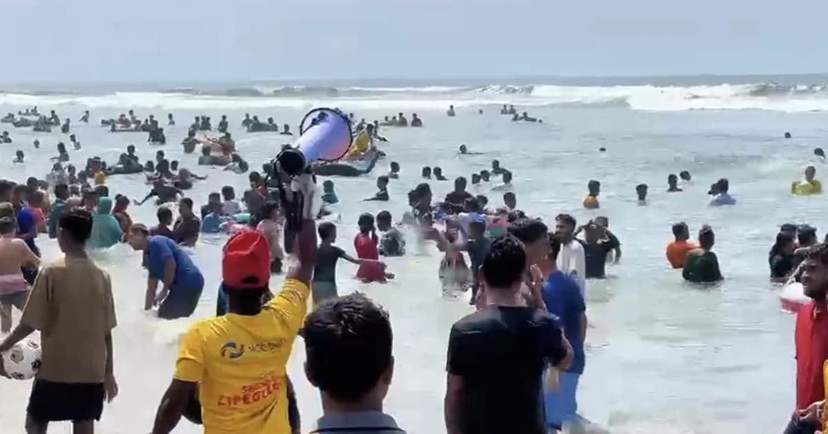 কক্সবাজারে মহা বারুণী স্নান, পুণ্যার্থীদের ঢল সমুদ্র সৈকতে