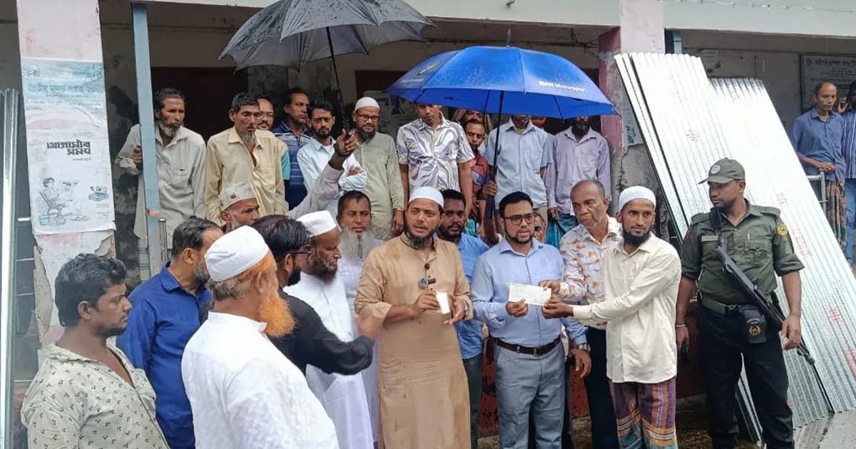বাউফলে অসহায় ও অগ্নিকাণ্ডে ক্ষতিগ্রস্তদের মাঝে সহায়তা বিতরণ