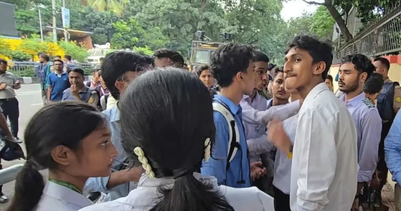মন্ত্রীর পদত্যাগের দাবি বাদ, নতুন ছয় দফা দাবি শিক্ষার্থীদের