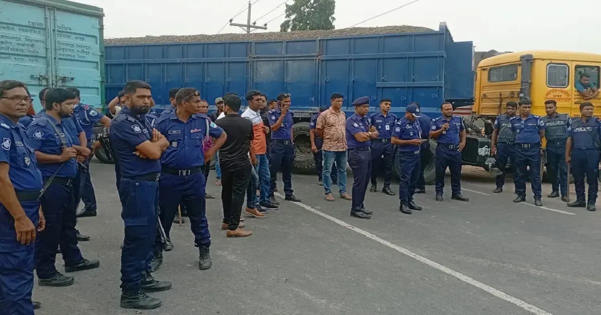 চাঁদা আদায়কে ঘিরে অবরোধ রাজশাহী-চাঁপাইনবাবগঞ্জ মহাসড়ক
