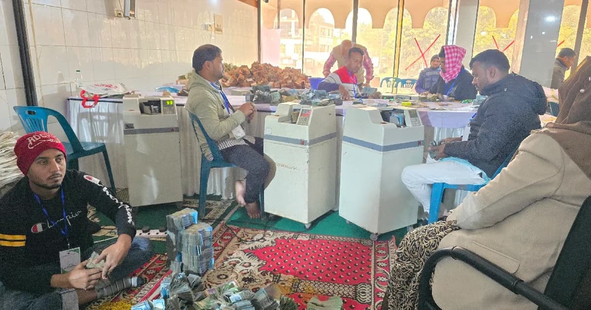 পাগলা মসজিদে ৩ ঘণ্টায় গণনা হলো ৮ কোটি ২৩ লাখ টাকা