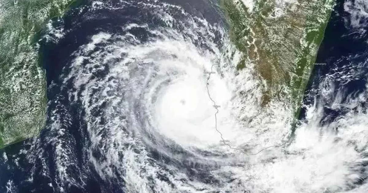 প্রবল ঘূর্ণিঝড়ে রূপ নিলো ‘শক্তি’, রেড অ্যালার্ট জারি