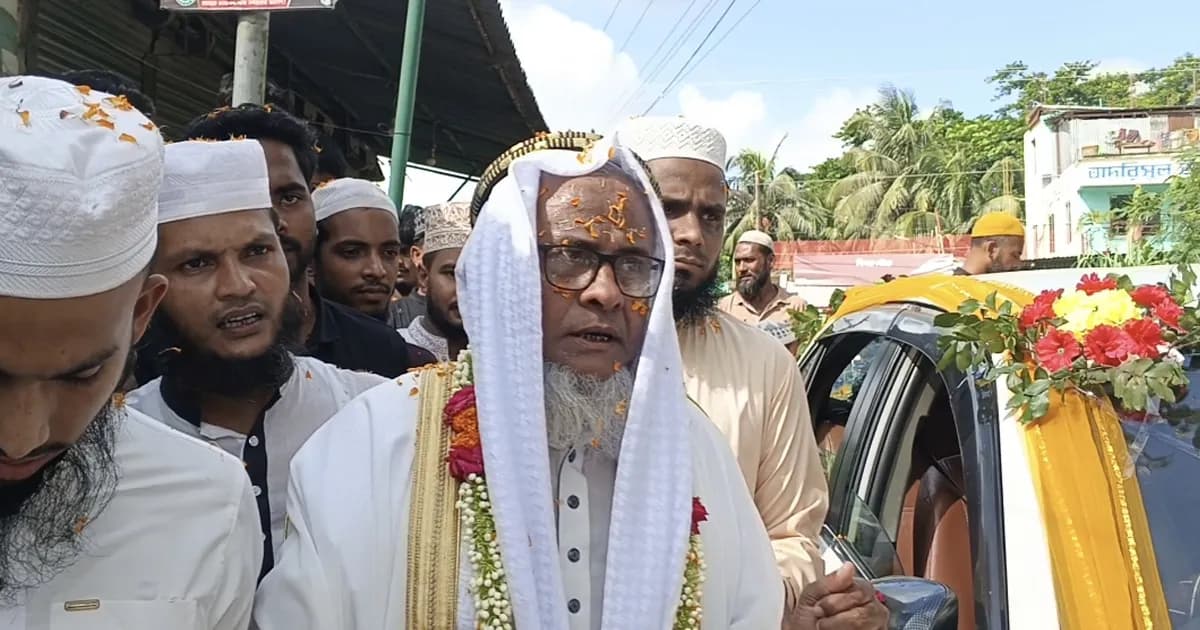১৭ বছর ইমামতির পর ফুল ছিটিয়ে রাজকীয় বিদায় পেলেন ইমাম