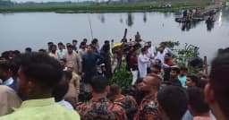 ব্রিজ ধসে নদীতে পড়ল শতাধিক মানুষ, নিহত তিন শিশু