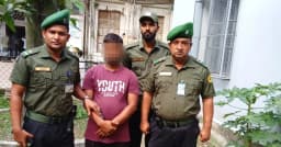 মিটফোর্ড হাসপাতালে আনসারের অভিযানে দালাল আটক