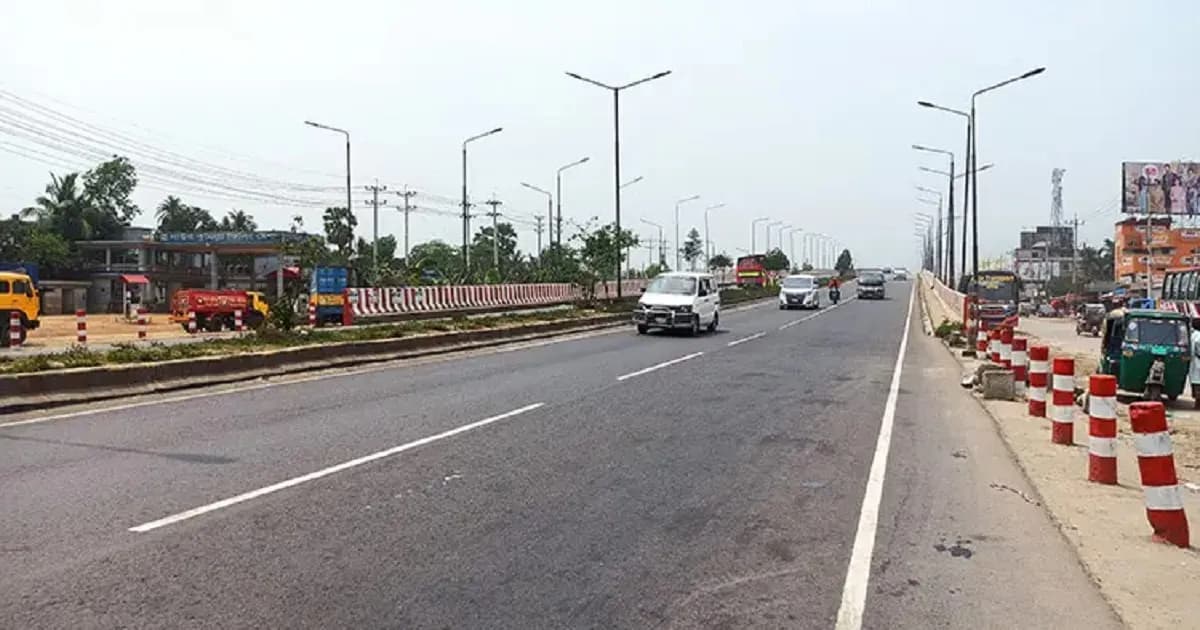 দুর্ভোগের মহাসড়কে হাসিমুখে বাড়ি ফিরছে মানুষ