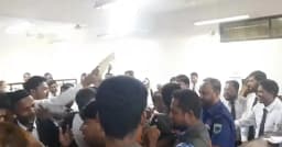 বগুড়ায় জেলা জজের পদায়ন ঘিরে এজলাসে হট্টগোল