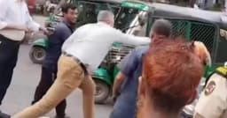 ব্যস্ত সড়কে সিএনজি চালকের সঙ্গে বিদেশির মারামারি, ভিডিও ভাইরাল
