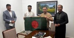 তারেক রহমানকে সেই স্মৃতিবিজড়িত পতাকা উপহার দিলেন মুত্তাকিন