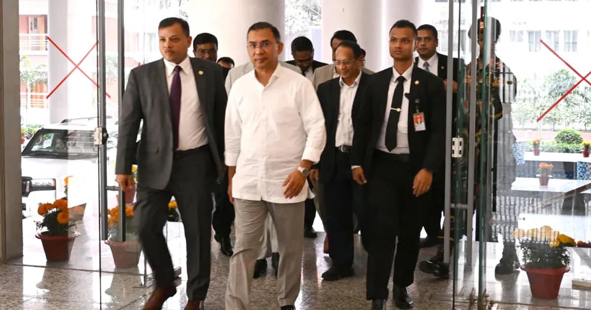 প্রথম কর্মদিবস শেষে সচিবালয় ছাড়লেন প্রধানমন্ত্রী তারেক রহমান