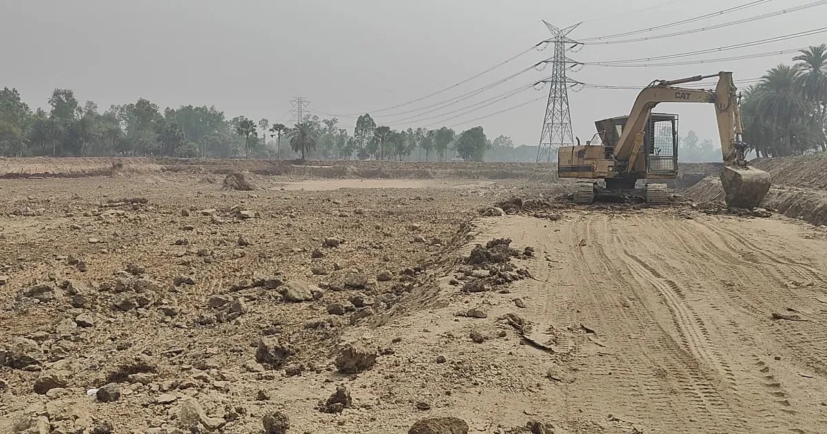 প্রশাসনের চোখে ধুলো দিয়ে পুকুর খনন, ক্ষতিগ্রস্ত ৫ কি.মি. সড়ক