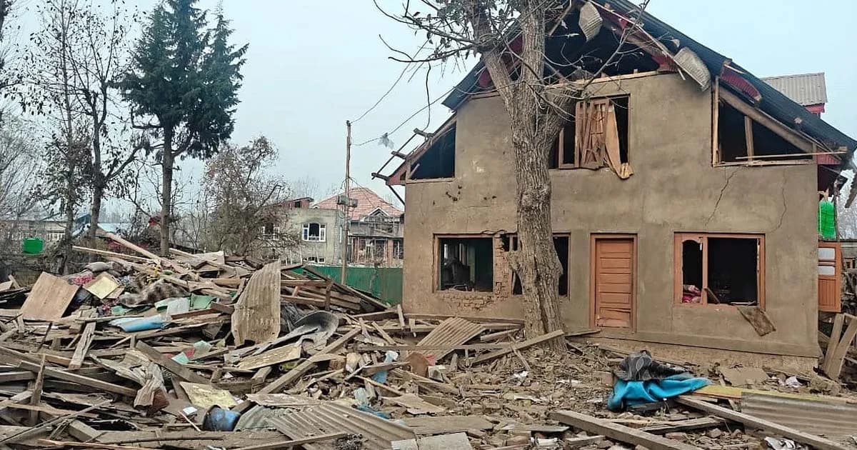 দিল্লি বিস্ফোরণকাণ্ডের সন্দেহভাজন উমরের বাড়ি গুঁড়িয়ে দিলো ভারত