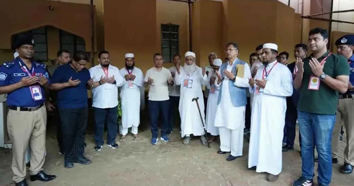 আহমদ শফীর কবর জিয়ারত করলেন প্রধানমন্ত্রী তারেক রহমান