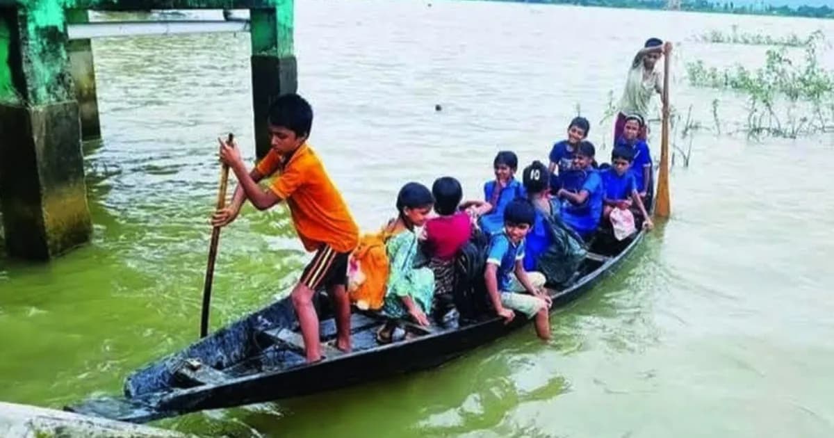 মধ্যনগরে শিক্ষার্থীদের যাতায়াতের একমাত্র ভরসা নৌকা