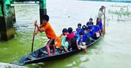 মধ্যনগরে শিক্ষার্থীদের যাতায়াতের একমাত্র ভরসা নৌকা