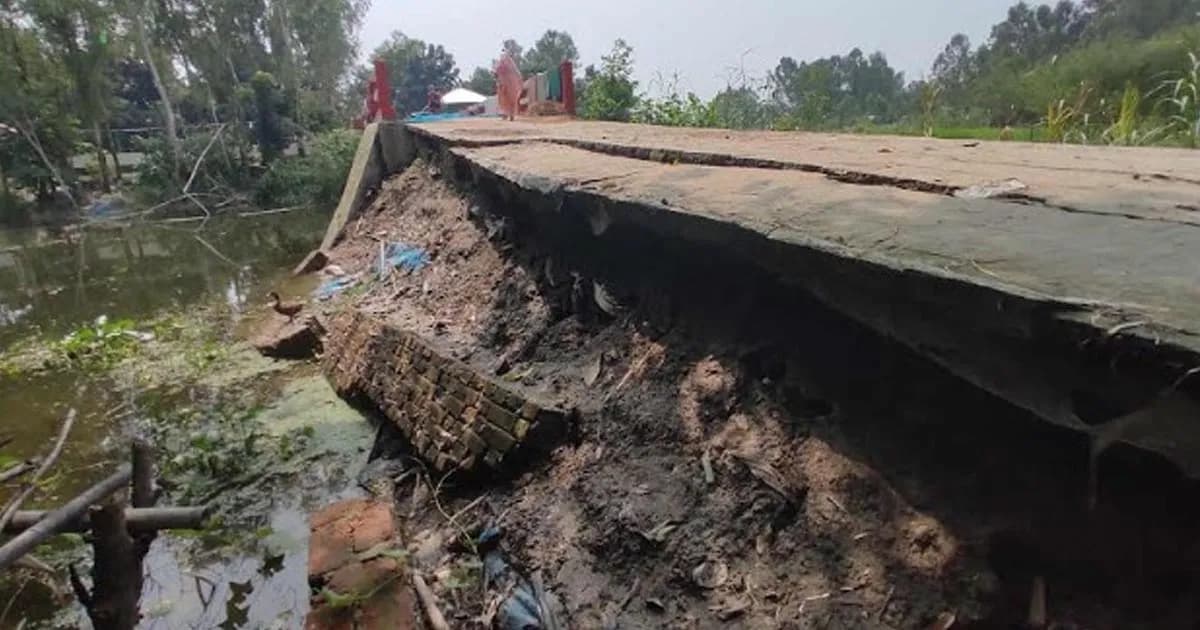 শাহজাদপুরে নির্মাণের এক মাসেই সেতুর সংযোগ সড়কে ধস