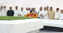 ঈদের দিন বাবা-মায়ের সমাধিতে শ্রদ্ধা জানালেন তারেক রহমান