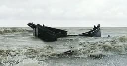 সাগরে ট্রলির ধাক্কায় ট্রলার ডুবিতে জেলে নিহত, নিখোঁজ ১