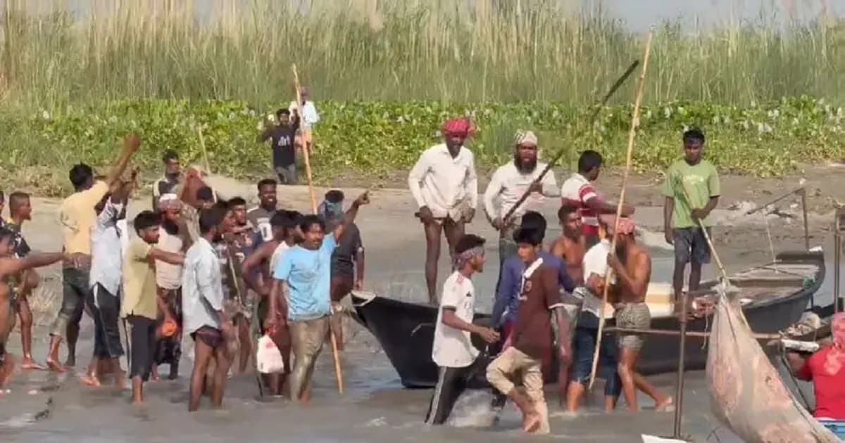 মা ইলিশ রক্ষার অভিযানে এমপির স্পিডবোট লক্ষ্য করে হামলা