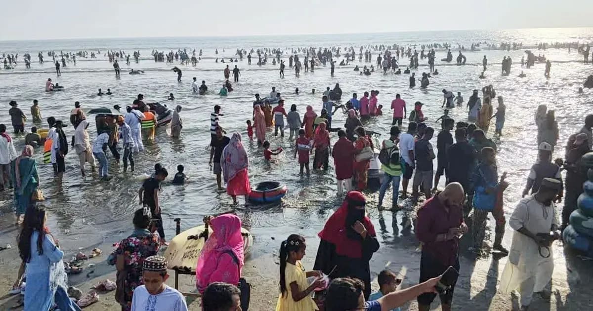 টানা পাঁচ দিনের ছুটিতে কক্সবাজারে পর্যটকের ঢল, নিরাপত্তায় বাড়তি নজরদারি