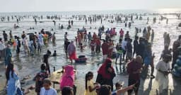 টানা পাঁচ দিনের ছুটিতে কক্সবাজারে পর্যটকের ঢল, নিরাপত্তায় বাড়তি নজরদারি