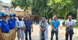 থানায় জিডি করতে আসা ব্যক্তির ব্যাগ তল্লাশি করে মিললো মদ