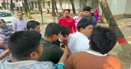ঢাকা কলেজে শিক্ষক-শিক্ষার্থী ধস্তাধস্তি, সহপাঠীদের চাপে মুক্ত আটক ছাত্র