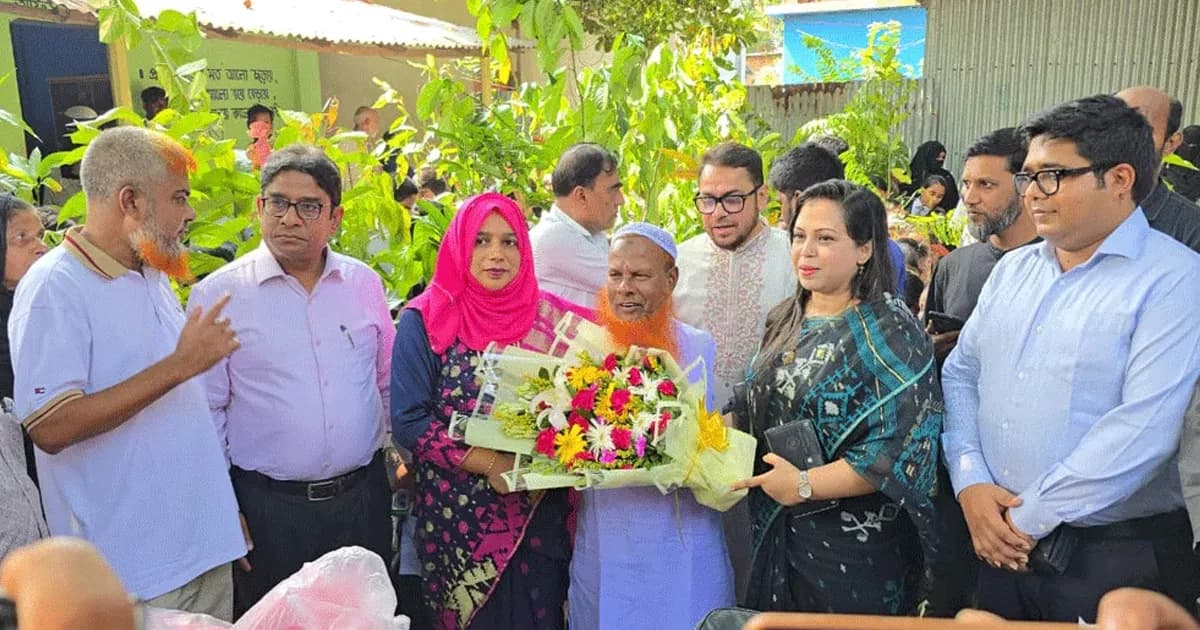 দুই হাত নেই, পা দিয়ে লিখে শিশুদের শিক্ষা দিচ্ছে দুঃখু মিয়া