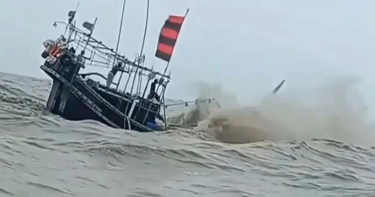 বৈরী আবহাওয়ায় বঙ্গোপসাগরে ৩ ট্রলারডুবি, নিখোঁজ ১৩ জেলে