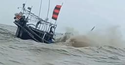 বৈরী আবহাওয়ায় বঙ্গোপসাগরে ৩ ট্রলারডুবি, নিখোঁজ ১৩ জেলে