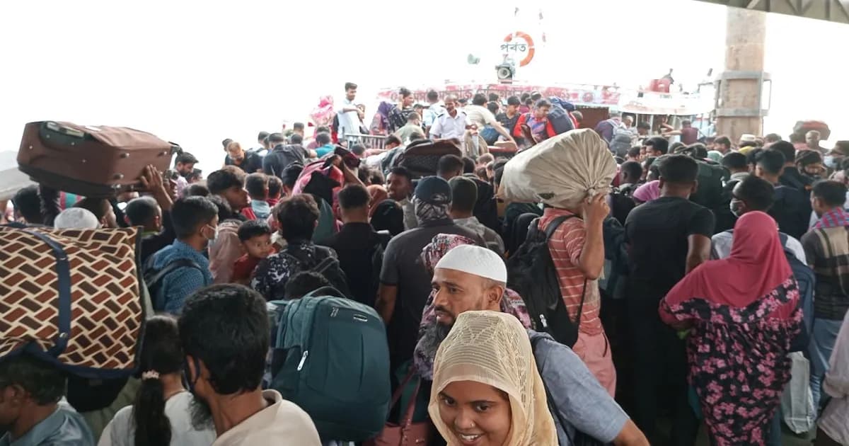 পাটুরিয়া ঘাটে ঈদযাত্রার তৃতীয় দিনেও জনসমুদ্র, বাড়ছে দুর্ভোগ