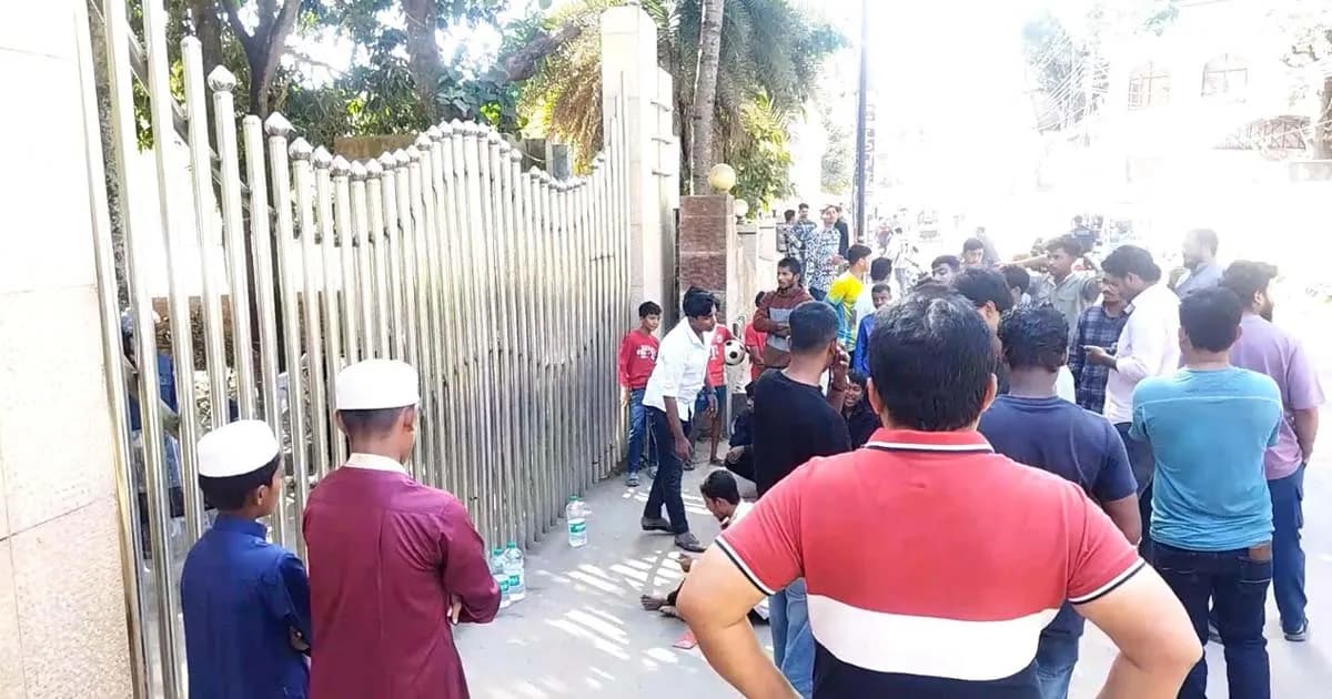 বান্দরবানে পুলিশ সুপার কার্যালয় ঘেরাও