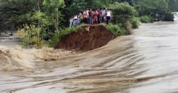 নদীর বাঁধ ভেঙে ডুবছে গ্রামের পর গ্রাম, বিপাকে কৃষকেরা