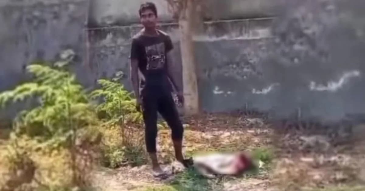 রমজান মাসে কুকুরের মাংস প্রস্তুতকালে যুবক আটক