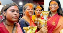 পশ্চিমবঙ্গে বিজেপির কার্যালয়ে উৎসবের আমেজ, চলছে ঝালমুড়ি বিতরণ