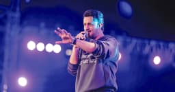 মঞ্চে উঠে থামছিলেন না নারী ভক্ত, অস্বস্তিতে আতিফ আসলাম