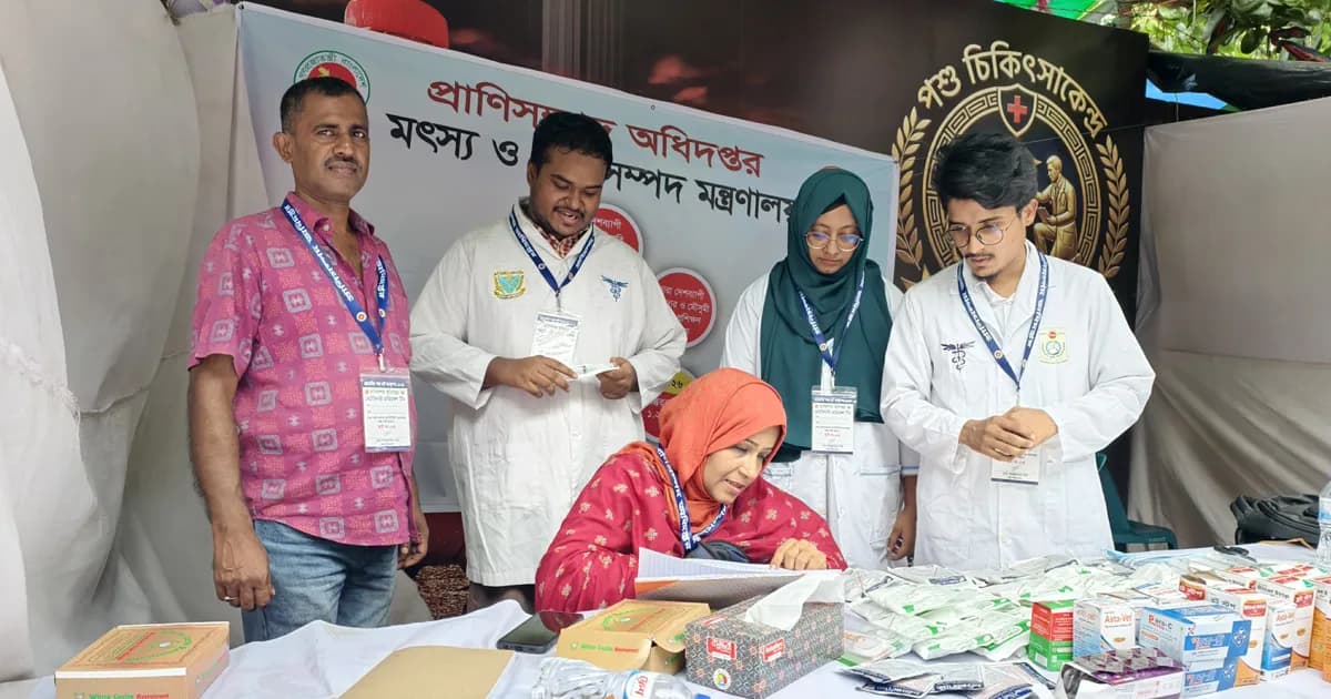 রাজধানীর কোরবানির হাটে চিকিৎসাসেবা দিচ্ছেন বাকৃবির শিক্ষার্থীরা