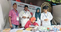 রাজধানীর কোরবানির হাটে চিকিৎসাসেবা দিচ্ছেন বাকৃবির শিক্ষার্থীরা