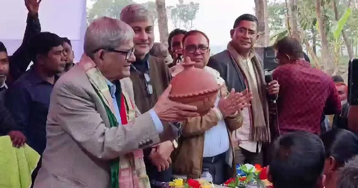 মির্জা ফখরুলকে ডিম ও জীবনের সঞ্চয় উপহার দিলেন দুই ভোটার