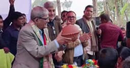 মির্জা ফখরুলকে ডিম ও জীবনের সঞ্চয় উপহার দিলেন দুই ভোটার