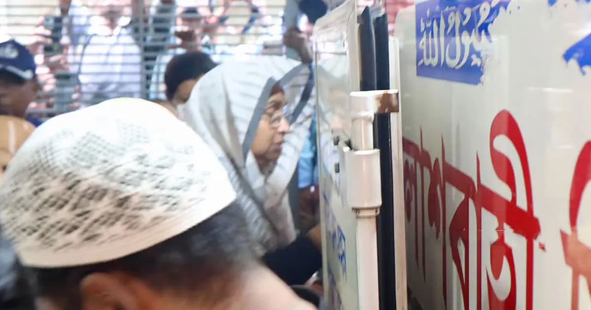 আজাদ মসজিদে জানাজা, শেষবার স্বামীকে দেখলেন দীপু মনি