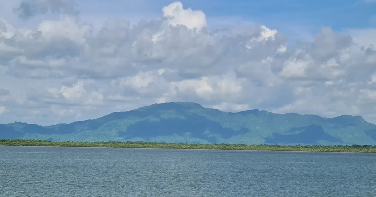 নাফনদী থেকে ৩ নৌকাসহ ১৩ জেলে আটক করলো আরাকান আর্মি