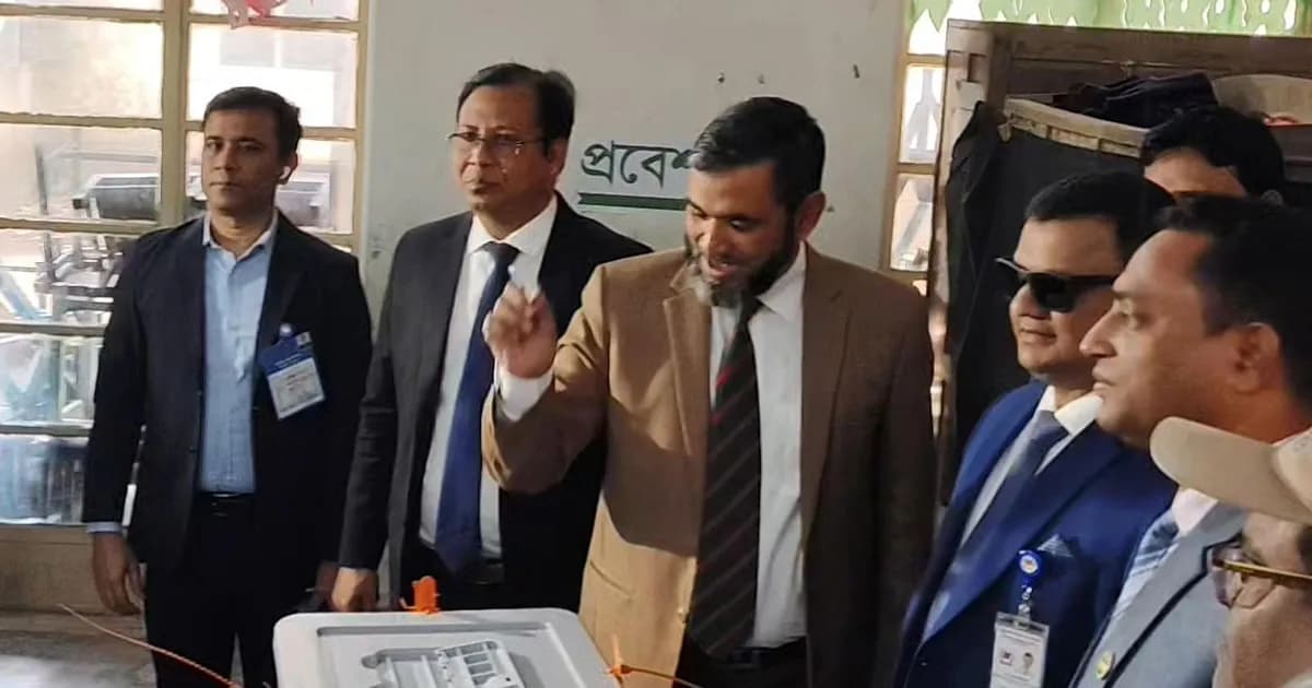 ভোট দিলেন নির্বাচন কমিশনার সানাউল্লাহ