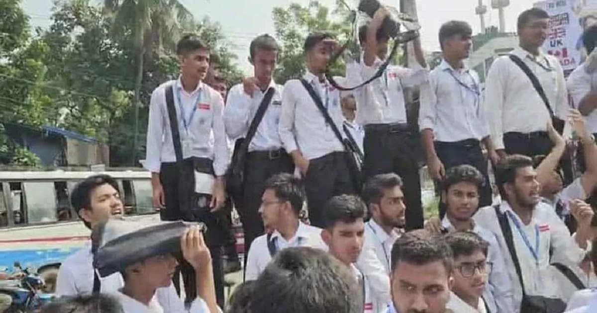 সায়েন্সল্যাব মোড় অবরোধ করেছে ঢাকা কলেজ শিক্ষার্থীরা
