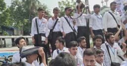 সায়েন্সল্যাব মোড় অবরোধ করেছে ঢাকা কলেজ শিক্ষার্থীরা